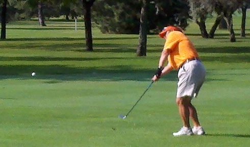  Kris Popp chips up on #10 en route to a birdie to start her back nine on Sunday.